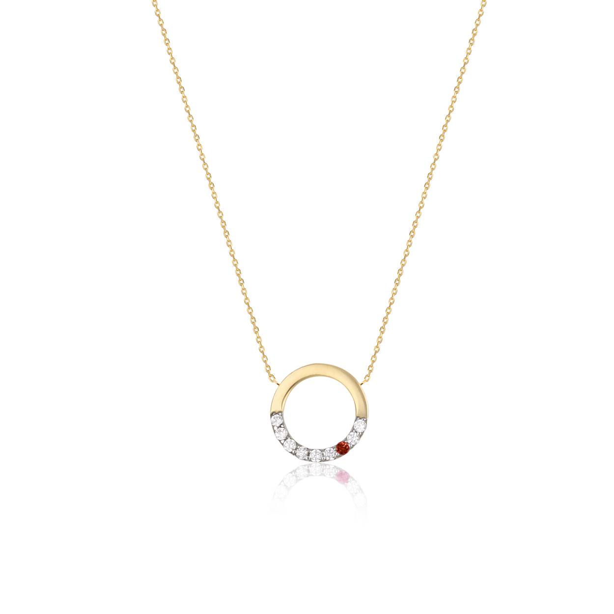Het Circle of Love collier symboliseert de verbinding van liefde in elke vorm. Dit collier is in 14kt geelgoud bezet met witte zirkonia en 1 rode - voor de liefde.