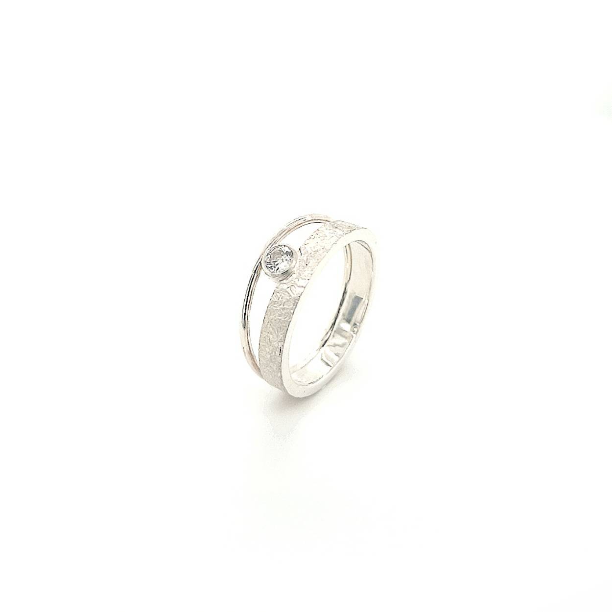 Onze Sunrise sieraden nemen je mee naar de zonsopgang. Het moment van ontwaken wanneer zonlicht je nieuwe energie geeft voor de hele dag. Op een speelse manier laten we de zon stralen en zie je de horizon op de achtergrond.

Maak een afspraak en kom deze ring passen! Of bestel haar gelijk, dan sturen we deze mooi verpakt naar je toe.