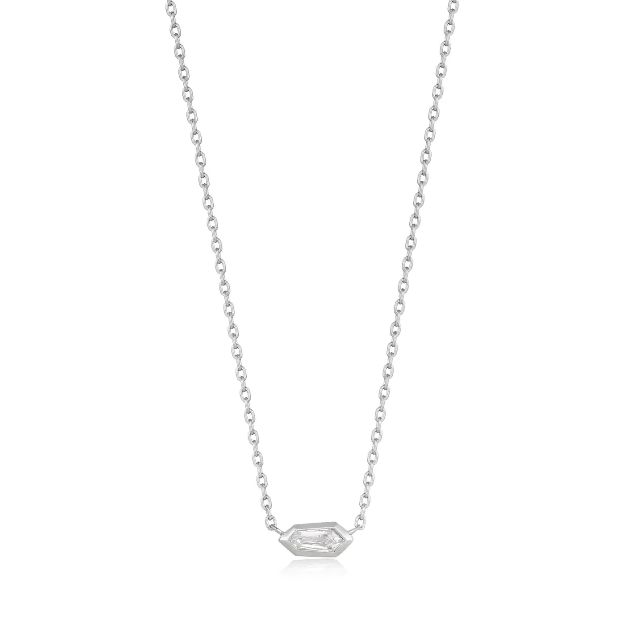 Ania Haie zilveren collier. De perfecte klassieke ketting voor elke look! De uniek geslepen zirkonia steen fungeert als eigentijdse hanger, gezet op een delicate ketting. Perfect voor het toevoegen van wat glans aan je collectie.