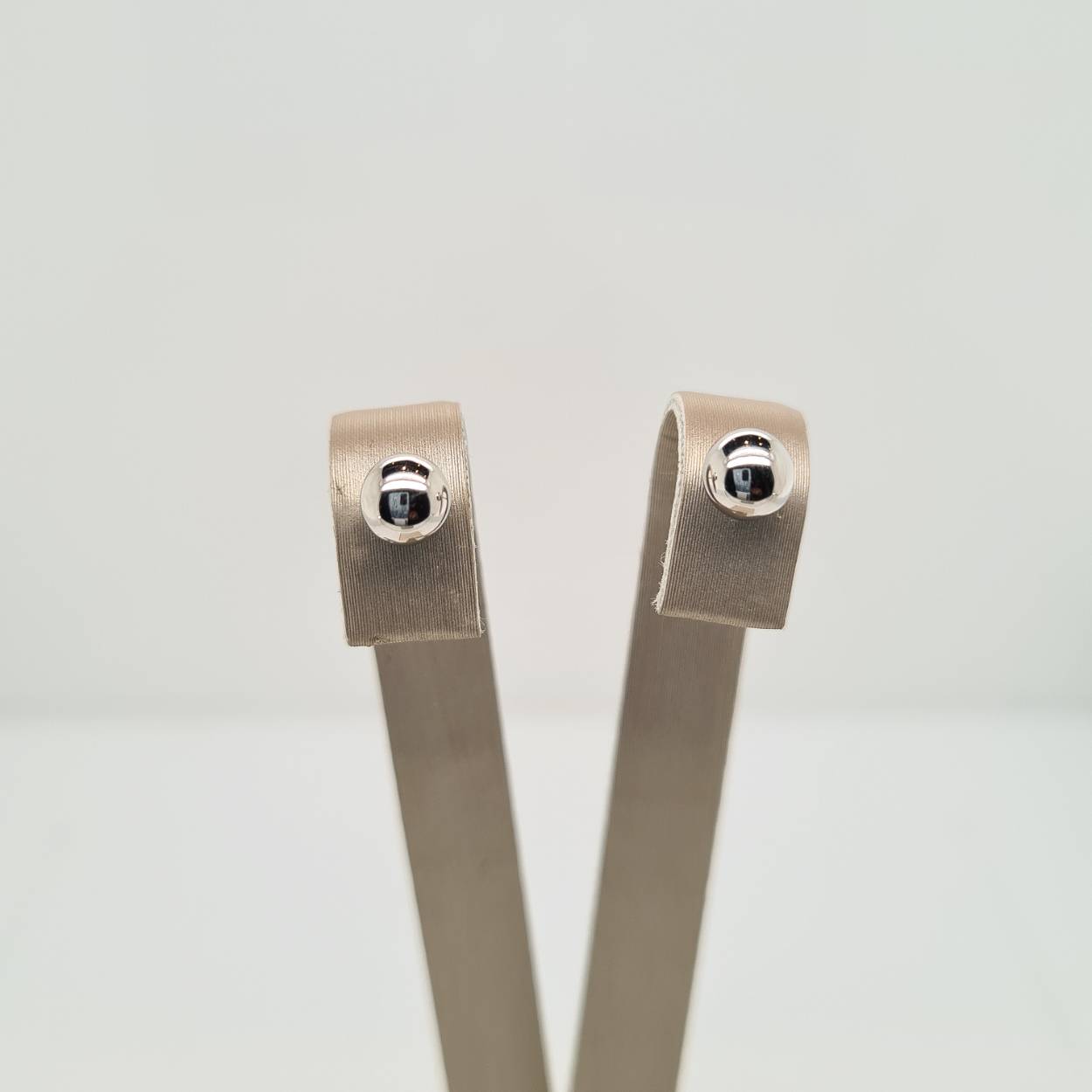 Een goede garderobe begint bij de basis en ditzelfde geldt voor een tijdloze sieradencollectie! Deze basic witgouden oorknoppen van 5mm passen bij iedere outfit en zijn met veel andere sieraden te combineren. De oorknoppen zijn uitgevoerd met stevige poussette sluitingen.