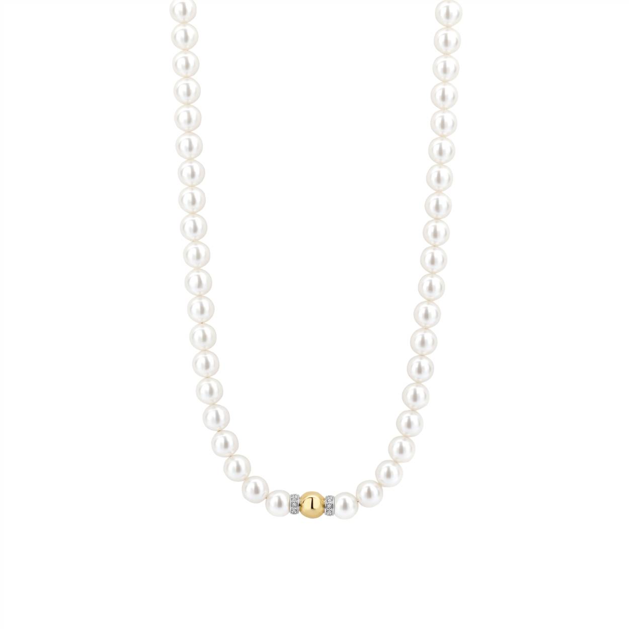 Vier tijdloze schoonheid met dit TI SENTO vergulde parelcollier 34112YP. Een rij stralend witte parels wordt elegant onderbroken door een gepolijste goudkleurige bol, geflankeerd door pavé gezette zirconia die bij elke beweging subtiel fonkelen. De harmonieuze balans van licht, vorm en textuur verheft het klassieke parelcollier tot een verfijnd, eigentijds statement. Vervaardigd uit hoogwaardig 925 sterling zilver en verrijkt met een goudkleurige vergulding verenigt dit sieraad de zachtheid van parels met de weelde van goudkleurige accenten. Het centrale focuspunt trekt de blik en voegt een moderne signatuur toe aan dit iconische silhouet. Draag het met een zijden blouse of een avondjurk voor een look die elegantie fluistert, of combineer het met verfijnde colliers voor een frisse benadering van parelstyling. Nikkelvrij en hypoallergeen, dit collier garandeert blijvend draagcomfort naast een blijvende stijl.