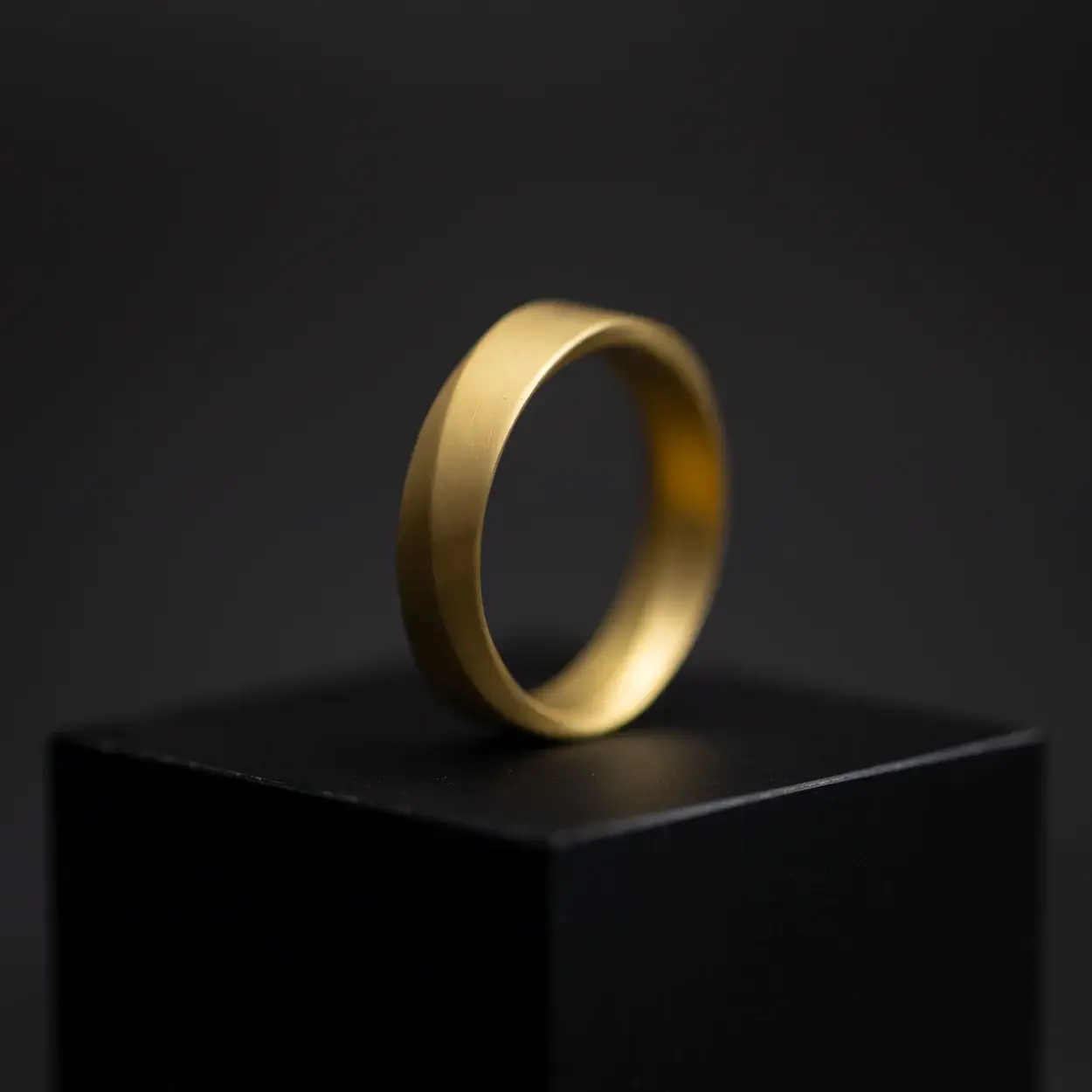 De ring heeft een comfortabele pasvorm aan de binnenkant en is zeer comfortabel om te dragen. Door de lichtgewicht materialen kun je deze ring zonder problemen dag in dag uit dragen.

De modelnaam 'Verso' is afgeleid van het Latijn en betekent letterlijk 'draaien'.