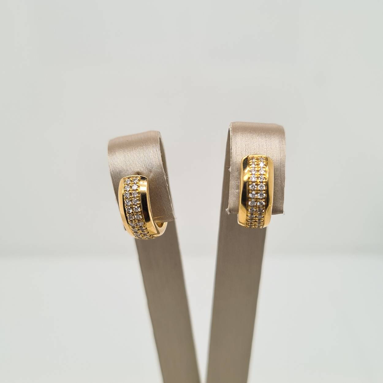 Prachtige 14 karaat gouden oorsieraden met diamant, 0.20crt. 