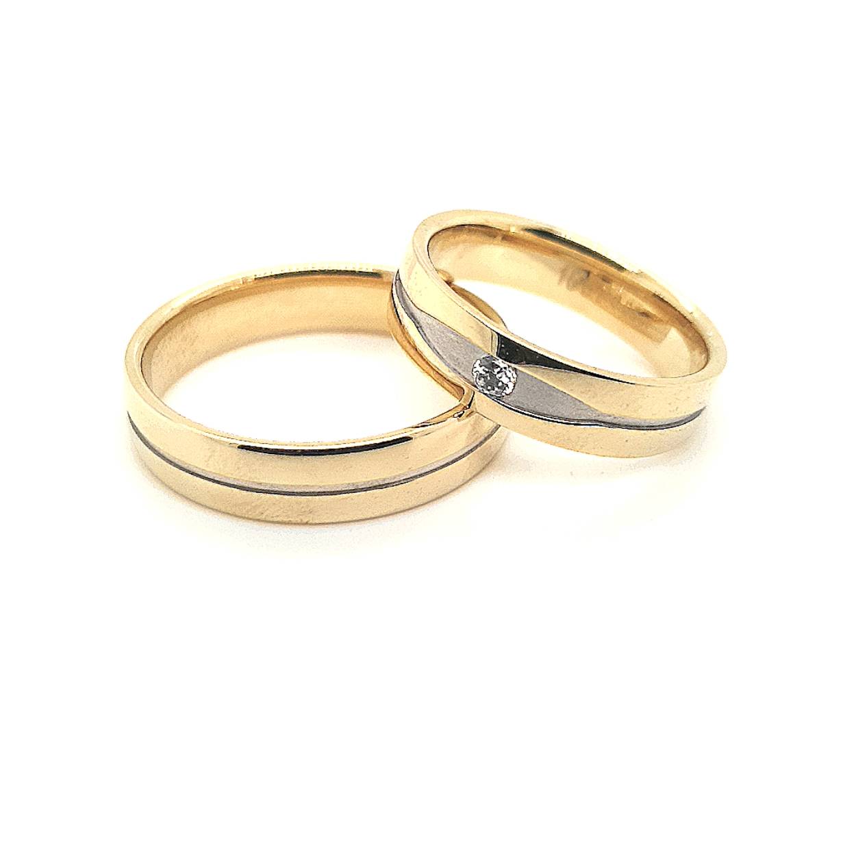 ALLER SPANNINGA GOUDEN RELATIERINGEN MET IN DAMESRING 1X0.05CRT BRILJANT. DE PRIJZEN KUNNEN AFWIJKEN DOOR WISSELENDE GOUDKOERSEN.
MAAK VRIJBLIJVEND EEN AFSPRAAK EN BESPREEK UW WENSEN.
