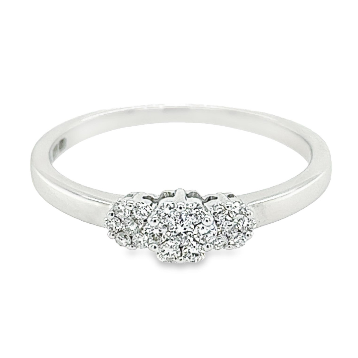 Deze witgouden ring heeft een werkelijk schitterende uitstraling. De meerdere briljant geslepen diamanten zorgen voor deze prachtige schittering. Het totaal karaat gewicht is 0,20 en de briljanten zijn van mooie kwaliteit met zuiverheid SI1. Een witgouden ring met echte diamant is een van de mooiste combinaties, omdat de schittering van de diamanten optimaal wit van kleur is.