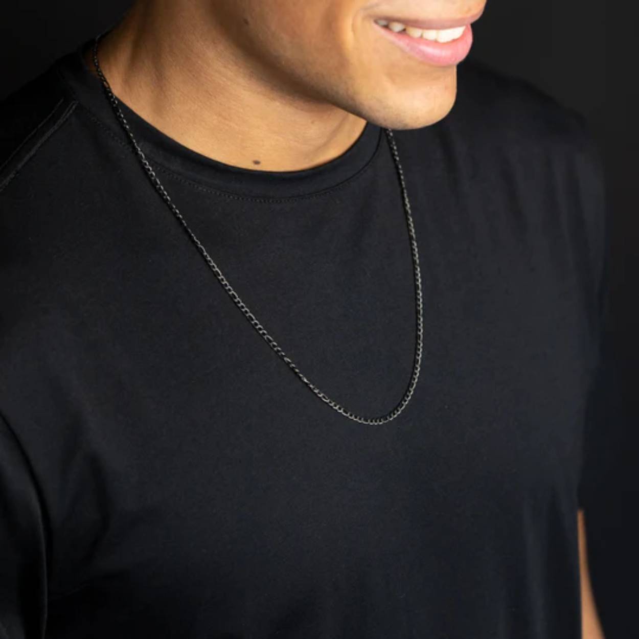 De Primo Black halsketting is een figaro ketting van 3mm met een gepolijste zwarte halsketting.

Hij is gemaakt van 316L roestvrij staal en is zeer licht en duurzaam. Je kan deze halsketting dag in, dag uit zonder zorgen dragen. De lengte van de ketting is 54 cm en hij heeft een verlengstuk van 10 cm, zodat hij altijd bij je past.

