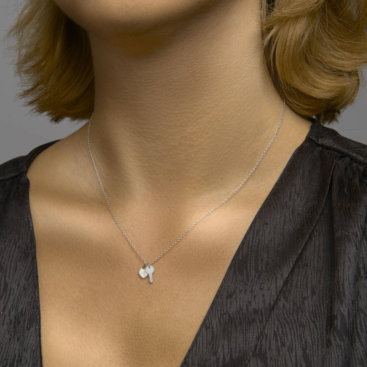 Gerhodineerd 925 zilveren collier uitgevoerd met een hart en een sleutel. Het collier heeft een draaglengte van 41cm met een extensie van 4cm en een stevige karabijn sluiting. Het hart heeft een afmeting van 8.5x7mm. De sleutel heeft een afmeting van 11x5.5mm. De schakelbreedte is 1.2mm.