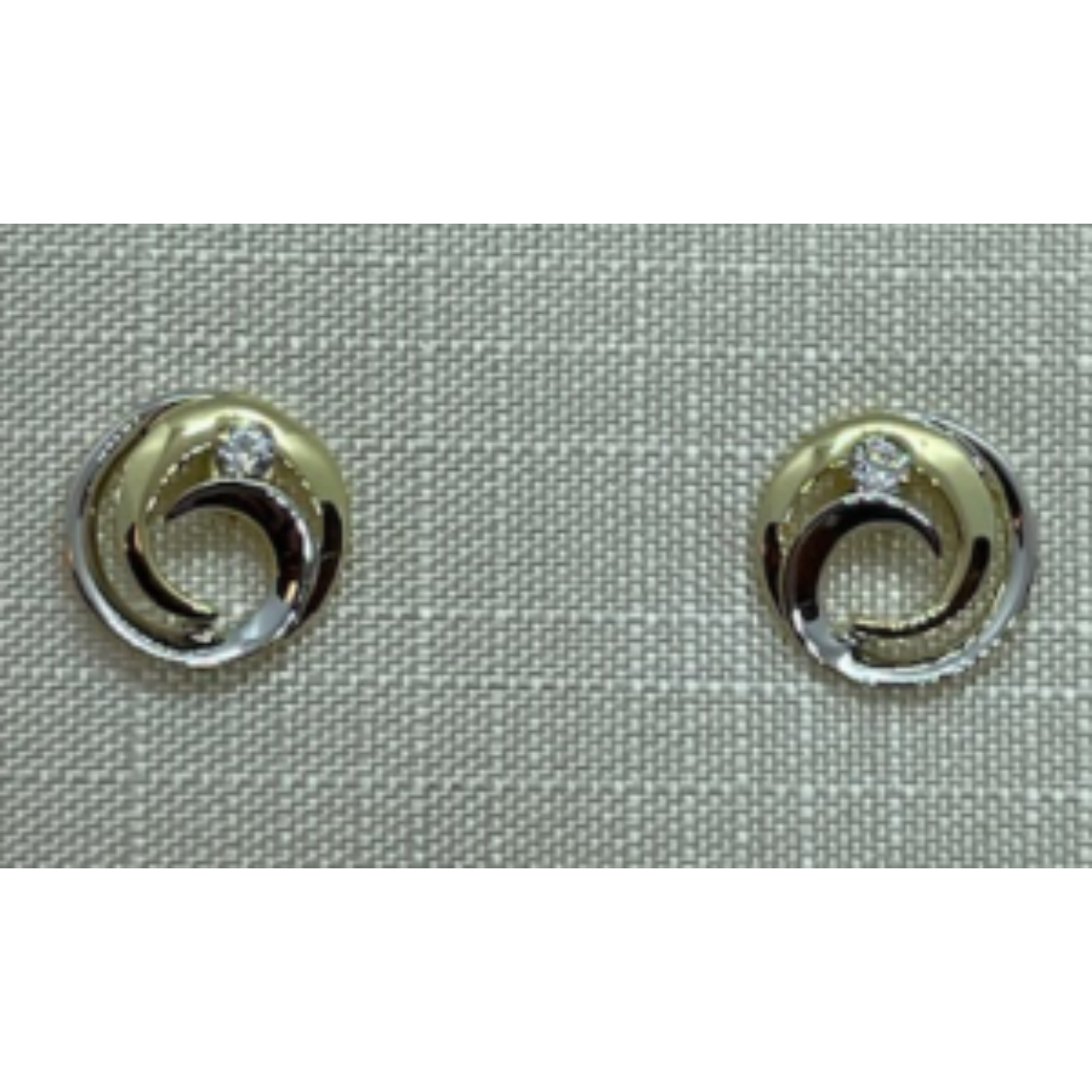 Bicolor gouden oorstekers met zirkonia