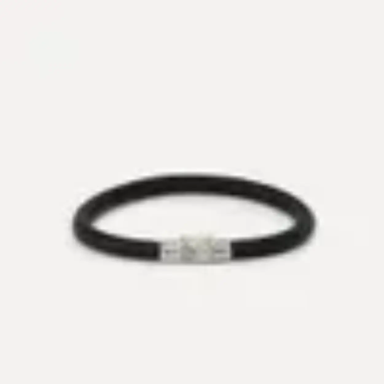 De Ellen Leren Armband Zwart vertegenwoordigt vakkundigheid in een verfijnde stijl. Deze unieke armband is voorzien van een perfecte mix van leer en zilver en laat echt vakmanschap zien. Zowel in het leer als in het zilveren slot is het design van ons iconische Ellen vlechtwerk te zien. De Ellen collectie straalt een bijzondere kwaliteit uit die een blijvende indruk achterlaat. Verhoog je fashion level met de opvallende Ellen Leren Armband Zwart. Ook verkrijgbaar in navy blauw of grijs. 