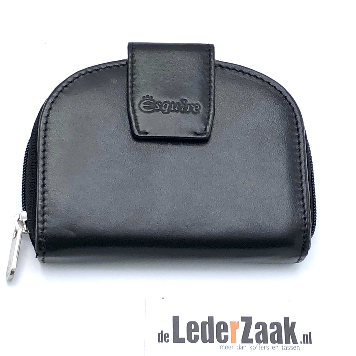 Esquire dubbele portemonnee uit de collectie Silk in de kleur zwart. 
Deze portemonnee bied ruimte aan 2 pasjes en heeft 2 vakken voor bankbiljetten. Deze kant van de portemonnee is af te sluiten door middel van een drukknoop.

Aan de andere kant van de portemonnee bevind zich een muntvak voorzien van winkelwagenmunt, af te sluiten met een ronde rits.


Afmetingen: ongeveer 12 x 9,5 x 3 cm