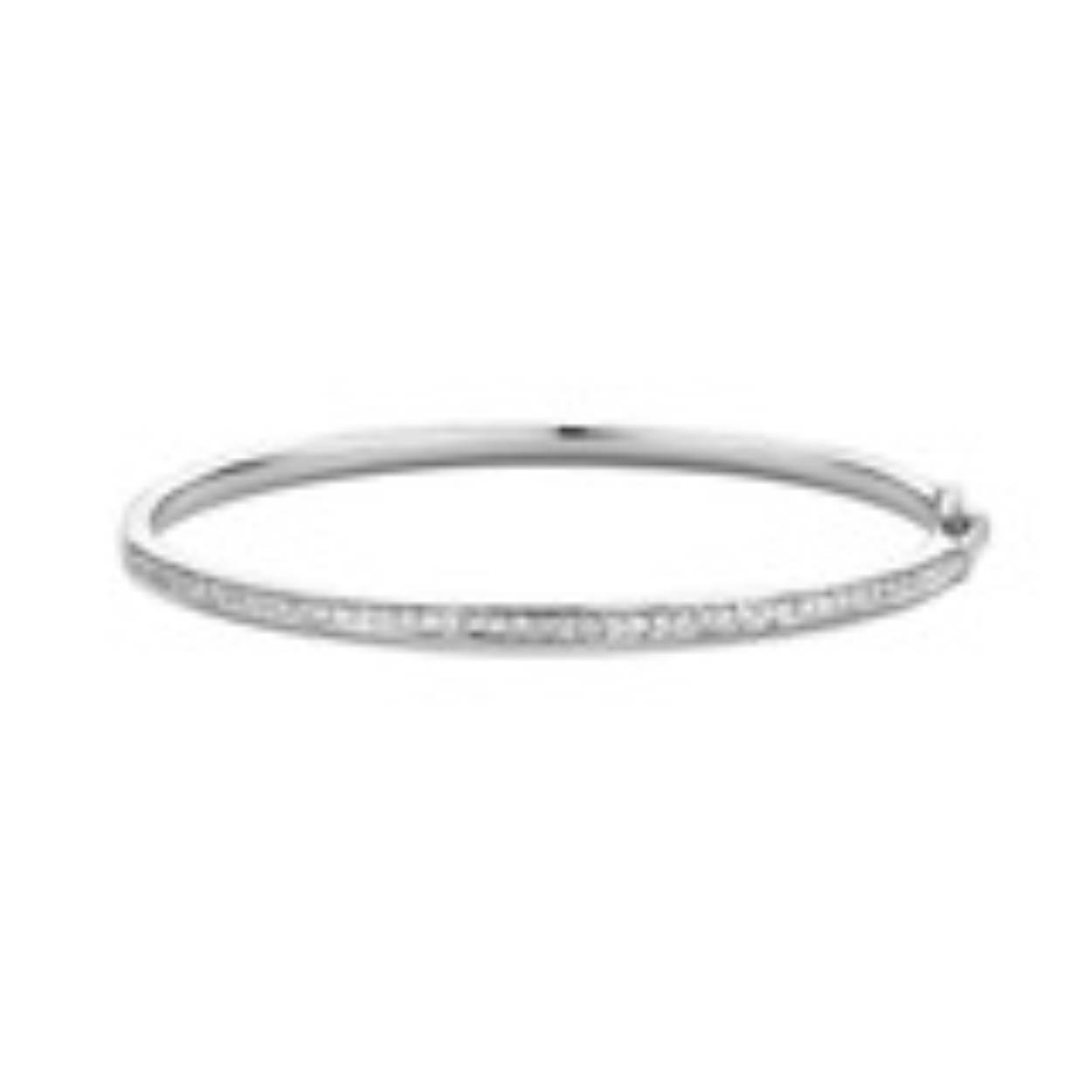 Deze prachtige spangarmband van Zilveren Moments is gemaakt van hoogwaardig zilver en is versierd met sprankelende zirkonia stenen. De armband heeft een tijdloos en elegant design, waardoor hij perfect is voor zowel dagelijkse als speciale gelegenheden. Draag hem alleen als statement piece of combineer hem met andere armbanden voor een trendy layered look.emaakt van hoogwaardig zilver en is versierd met sprankelende zirkonia stenen. De armband heeft een tijdloos en elegant design, waardoor hij perfect is voor zowel dagelijkse als speciale gelegenheden. Draag hem alleen als statement piece of combineer hem met andere armbanden voor een trendy layered look.