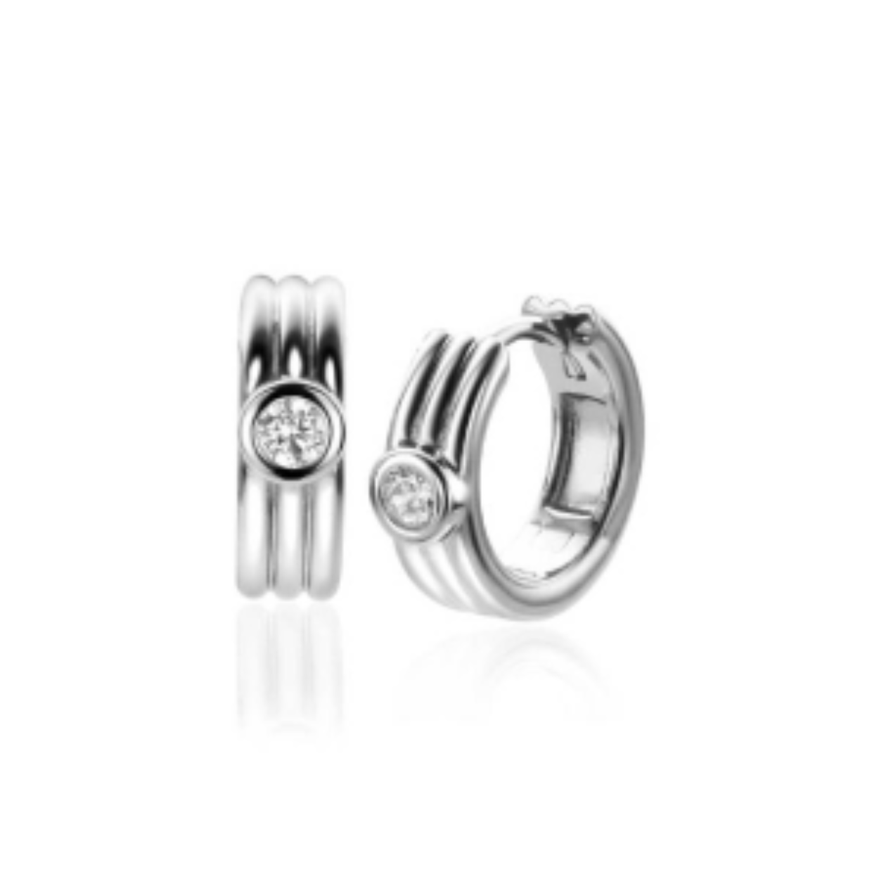 ZINZI zilveren oorringen met drie gladde banen en in het midden bezet met één ronde witte zirconia. De oorringen zijn 15x4mm. Met luxe scharniersluiting. Maak je look compleet met de bijpassende hanger en ring! Vervaardigd van eerste gehalte zilver (925) en voorzien van een extra rodiumlaag voor een langdurige glans.