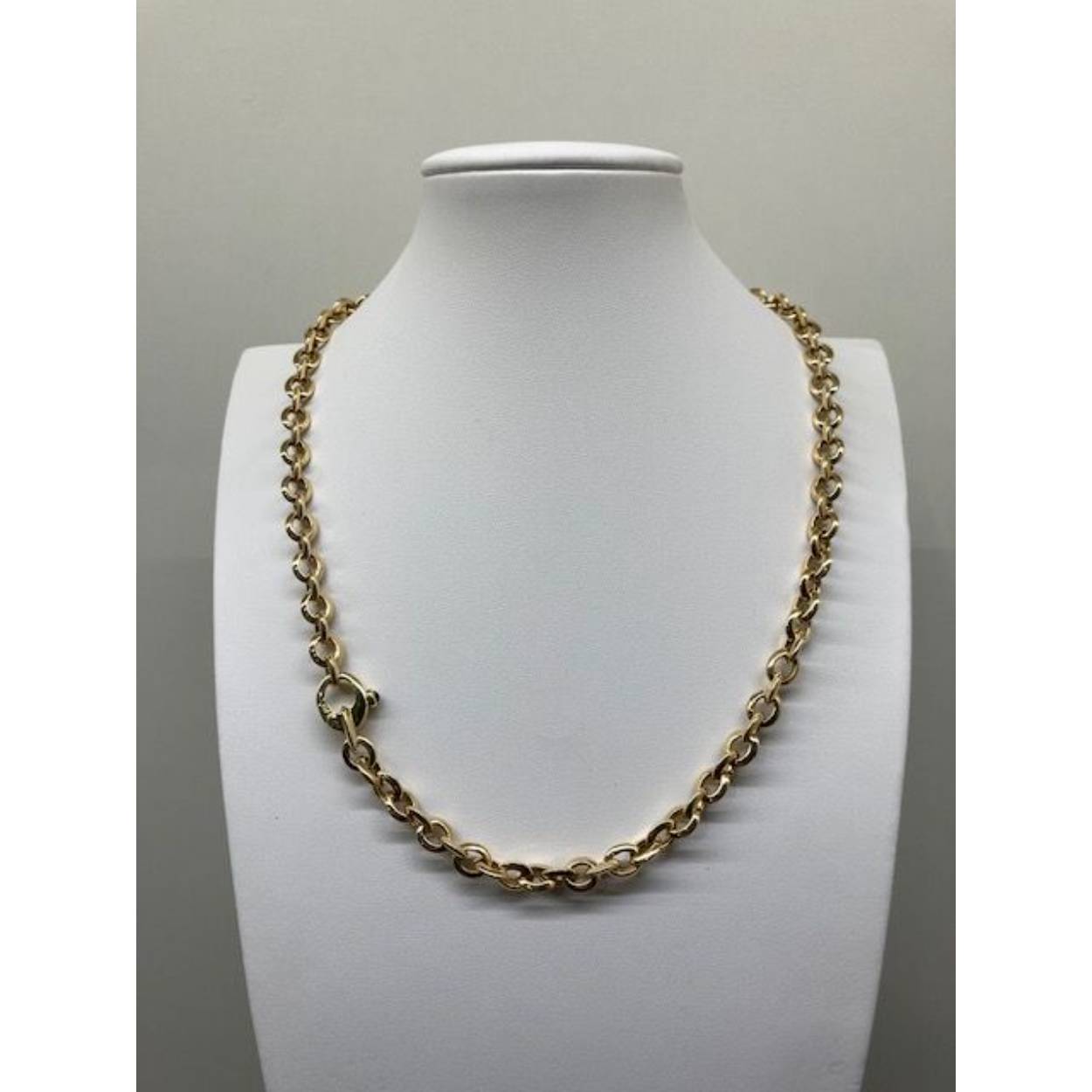 Geelgouden fantasie schakel collier. In de siersluiting is een blauwe saffier gezet, deze geeft een extra glans aan het collier. 