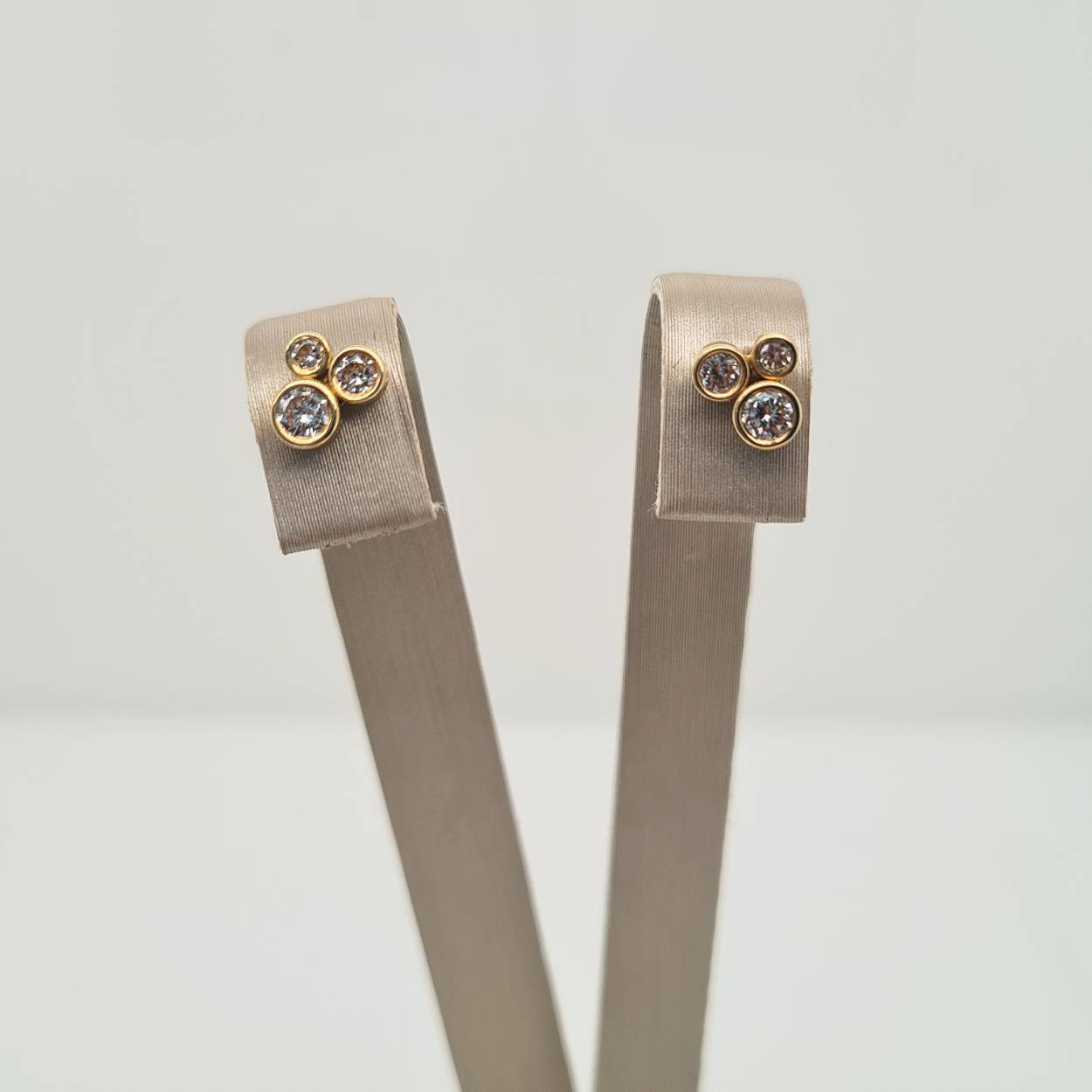 14k Geelgouden oorknoppen uitgevoerd met helder zirkonia. De oorknoppen hebben een afmeting van 6.5x5.5mm.