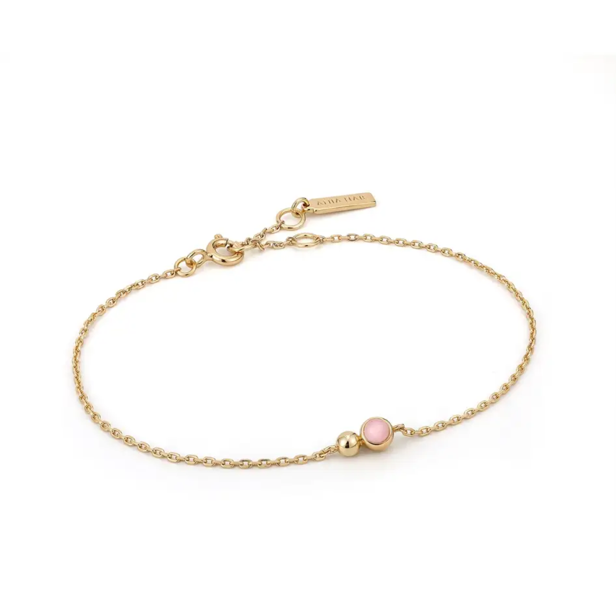 Vergulde armband van Ania Haie. De armband is 18,5 cm lang en 4mm breed met een hangertje in het midden.