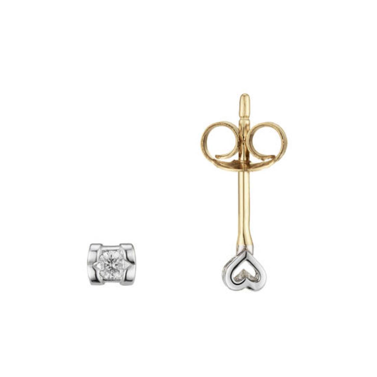 In deze gouden oorsteker met diamant 0.06ct onder de diamant zit in de zetkast een klein hartje verwerkt