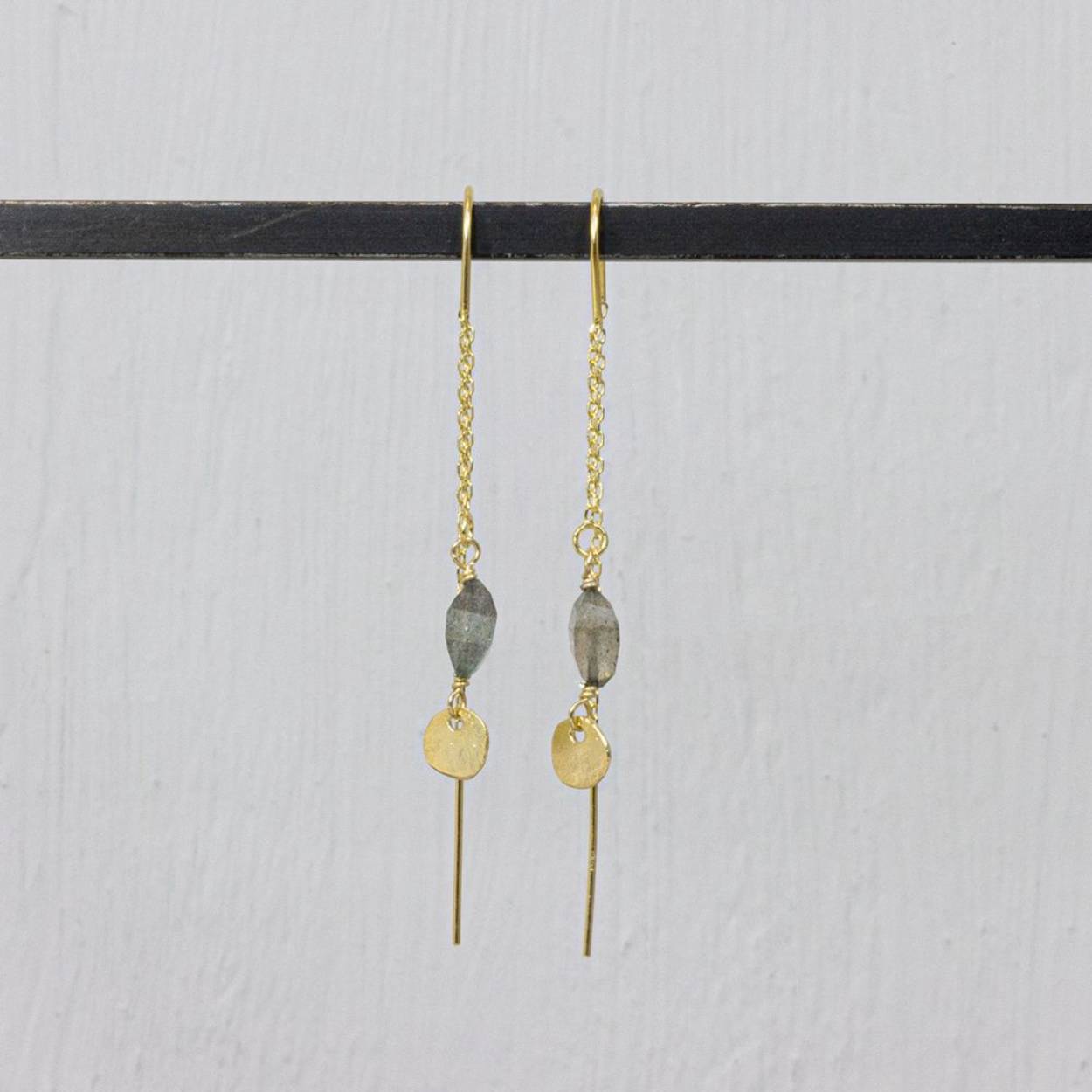 Zilver vergulde doortrekoorbellen van Jéh Jewels met Labradoriet steen.  De oorbel is elegant maar heeft door de ruwe steen ook een stoer karakter. Combineer 'm met jeans voor de perfecte look.
