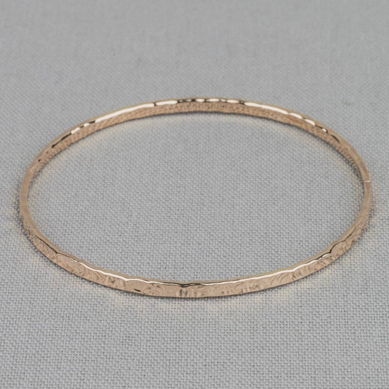 Rinkelarmband van de najaarscollectie 2022 van Jéh Jewels, gemaakt van gold filled. De rinkelarmband past goed bij de trend van nu, het combineren van verschillende edelmetalen. 