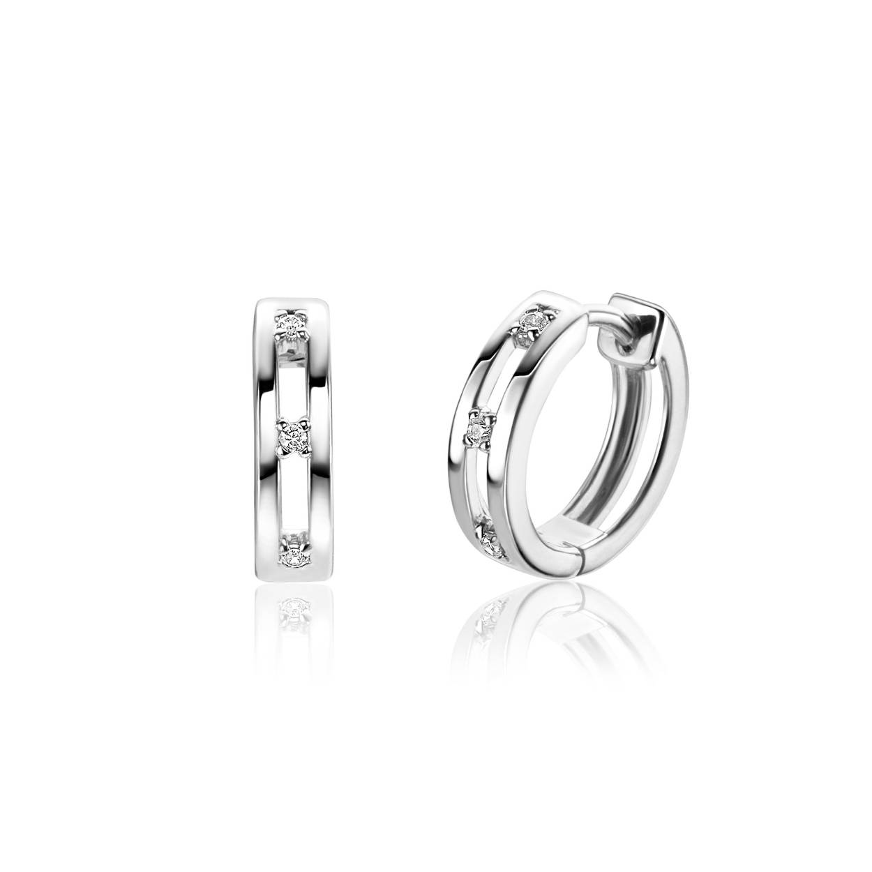 ZINZI zilveren luxe oorringen 14mm bezet met drie ronde witte zirconia's. Met gemakkelijke scharnier-sluiting. Het klik-systeem maakt dat de oorringen gemakkelijk in te doen zijn en heel comfortabel dragen. Vervaardigd van eerste gehalte zilver (925) en voorzien van een extra rodiumlaag voor een langdurige glans.
