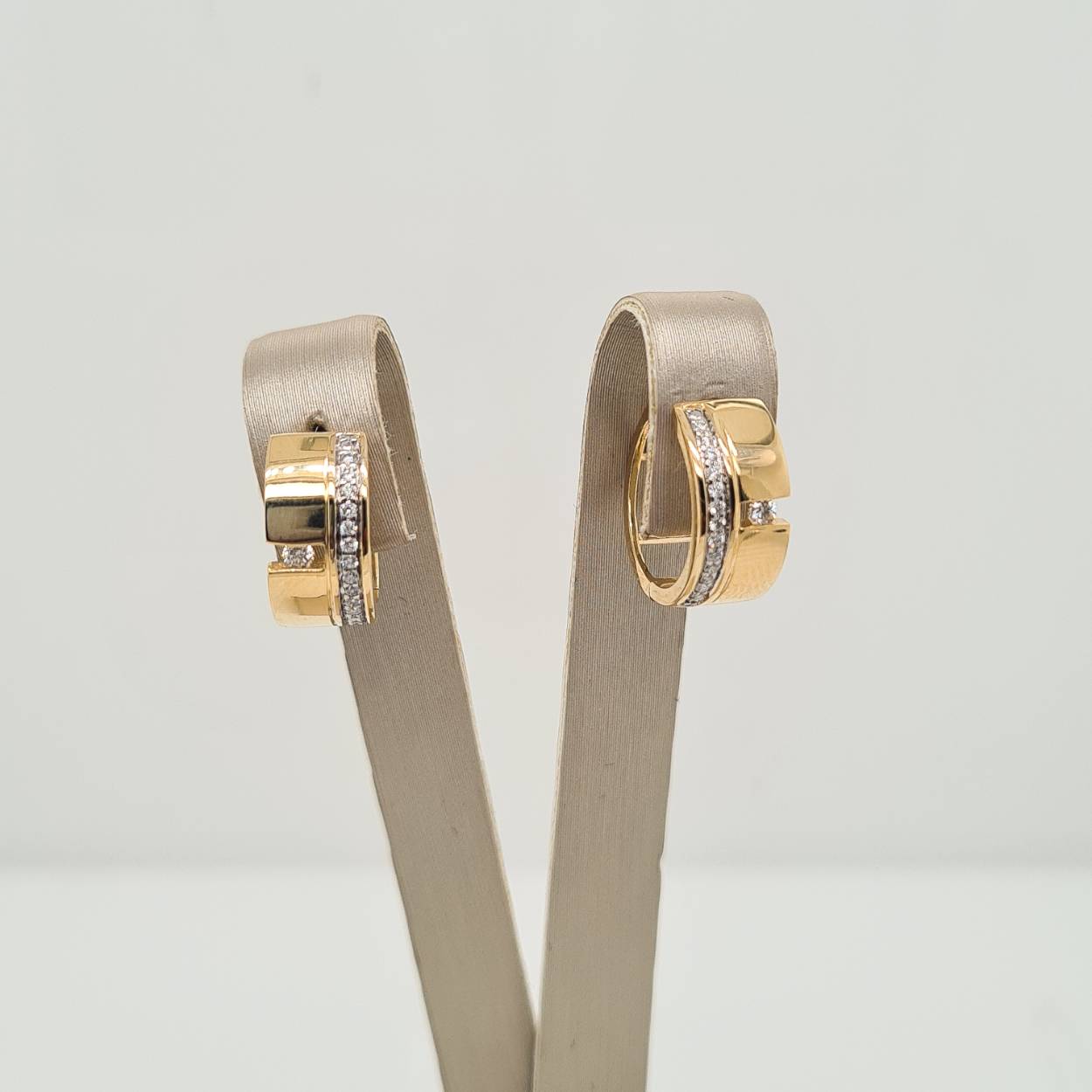 14krt geelgouden oorsieraden met diamant 2-0,06/26-0,09crt G SI. 

Tevens leverbaar bijpassende ring en hanger.