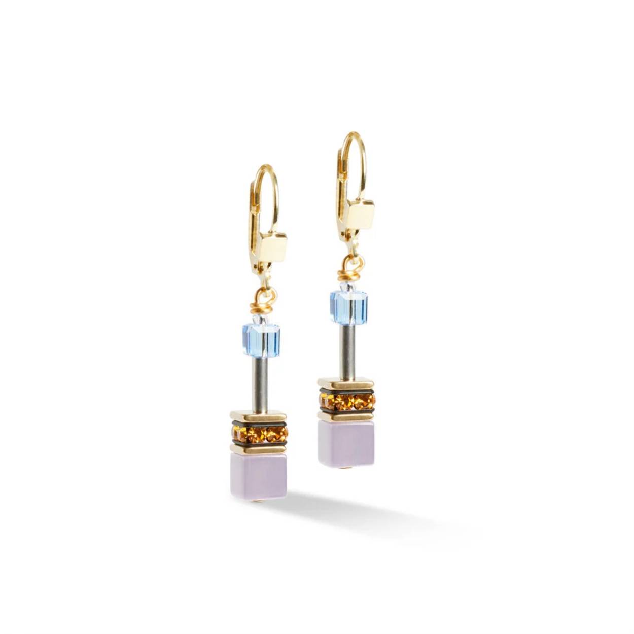 Laat je meevoeren door de sprankelende allure van de 2838/20-1516 GeoCUBE Iconic Festive oorhangers 40 mm van Coeur de Lion. Deze oorhangers zijn een meesterwerk op zich, ontworpen om de perfecte balans tussen kleur en elegantie te vangen. Met een breedte van 6 mm en een lengte van 40 mm stralen deze oorbellen in alle pracht en praal. Vervaardigd van hoogwaardig edelstaal, zijn ze zowel robuust als verfijnd. De schittering van Swarovski, glas en synthetische stenen in een verleidelijke meerkleurige samenstelling maakt deze oorhangers tot een onvergetelijke toevoeging aan je sieradencollectie.