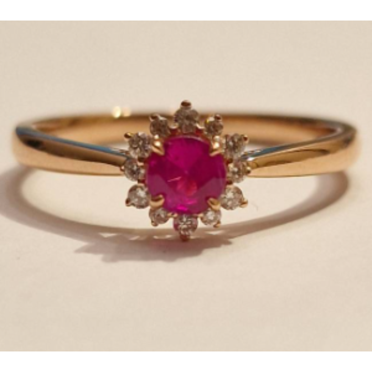 14k geelgouden rozetring met ronde robijn van 5mm en diamant