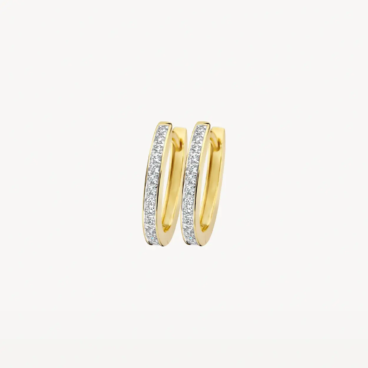 Deze elegante oorringen met witte zirkonia hebben een ovalen vorm. Ze zijn gemaakt van 14k geelgoud en hebben een dikte van 1,9 mm en een hoogte van 15,4 mm. Prachtig op zichzelf, maar ook heel mooi in combinatie met oorbedels en andere (oor)sieraden uit onze collectie.