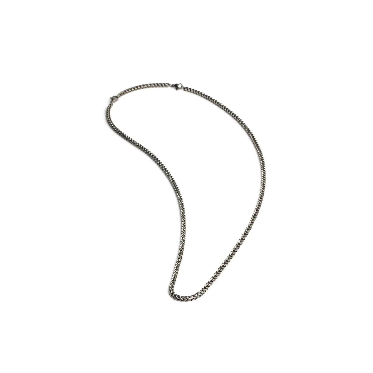 De Dux Black ketting is een 3 mm vossenstaartketting met een donkere afwerking.

Hij is gemaakt van 316L roestvrij staal en is zeer licht en duurzaam. Je kan deze ketting dag in dag uit zonder zorgen dragen. De lengte van de ketting is 54 cm en heeft een verlengstukje van 10cm dat ervoor zorgt dat de halsketting altijd past.
