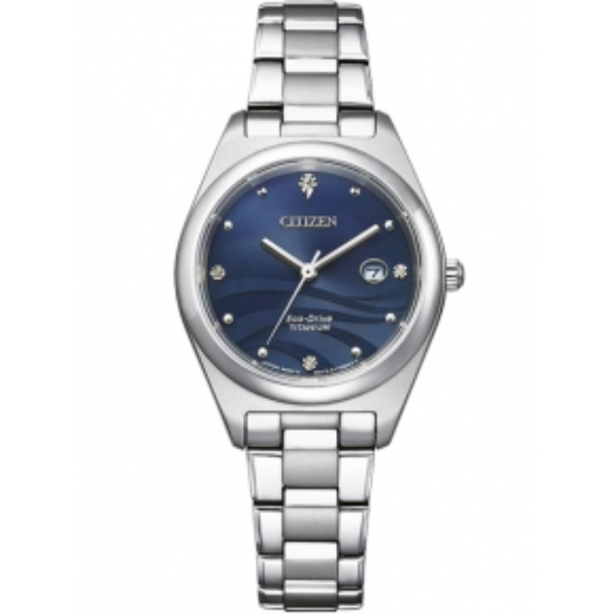 Citizen EW2600-83L dameshorloge. Een elegant horloge met een titanium kast en band en een donkerblauwe wijzerplaat met subtiel golvend patroon.
Dit Citizen horloge is voorzien van Eco-drive techniek, waardoor u nooit meer een nieuwe batterij hoeft in te zetten. De accu in het horloge wordt opgeladen door lichtinval op de wijzerplaat. Het horloge heeft een datum aanduiding, krasvast saffier glas en is waterdicht tot 10 atm.