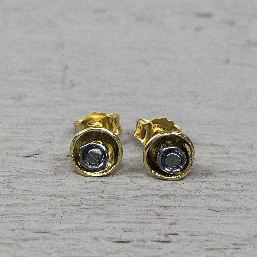 Oorknop gemaakt van G14K zilver verguld met geoxideerde binnenkant en hart.
