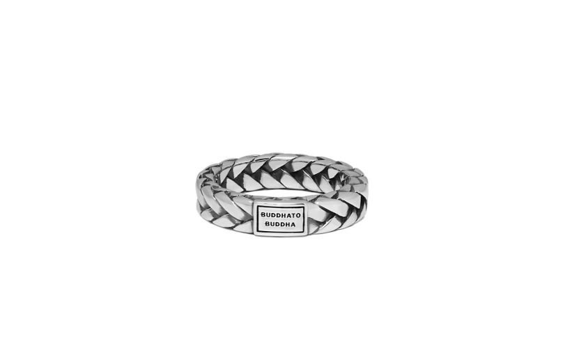 De George Small Ring is een extra verfijnde en gedetailleerde zilveren ring uit de Heritage collectie. De smalle ring heeft een verfijnde textuur en siert elke vinger! Deze subtiele en stoere ring ziet er fantastisch uit om ieders vinger, ontworpen voor zowel dames als heren. Uniek en tijdloos. De ring valt zeer goed te combineren met andere Buddha to Buddha items. Deze ring valt in de categorie smalle ringen.