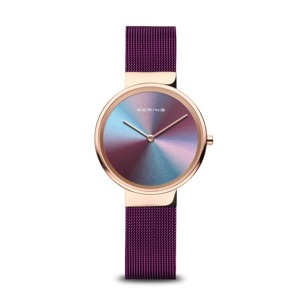 Natuurlijk kan in de kleurenwerelden ‘Purple Lights’, ‘Green Lights’ en ‘Ocean Blue’, een speciale jubileumcollecatie niet ontbreken. Onze nieuwe kleurenwereld ‘Purple Lights’ geeft ons jubileum een speciaal tintje met zijn krachtige en bijzondere kleurschakeringen. Het metallic kleureffect van de sunray-wijzerplaat geeft ons best verkochte horloge een unieke uitstraling. Een stervormig hangertje aan de ring en het bedeltje completeert deze set. In de andere twee kleurenwerelden maken een klein hangertje van een ijsbeer (Green Lights) en een hartvormig hangertje (Ocean Blue) de set compleet.
