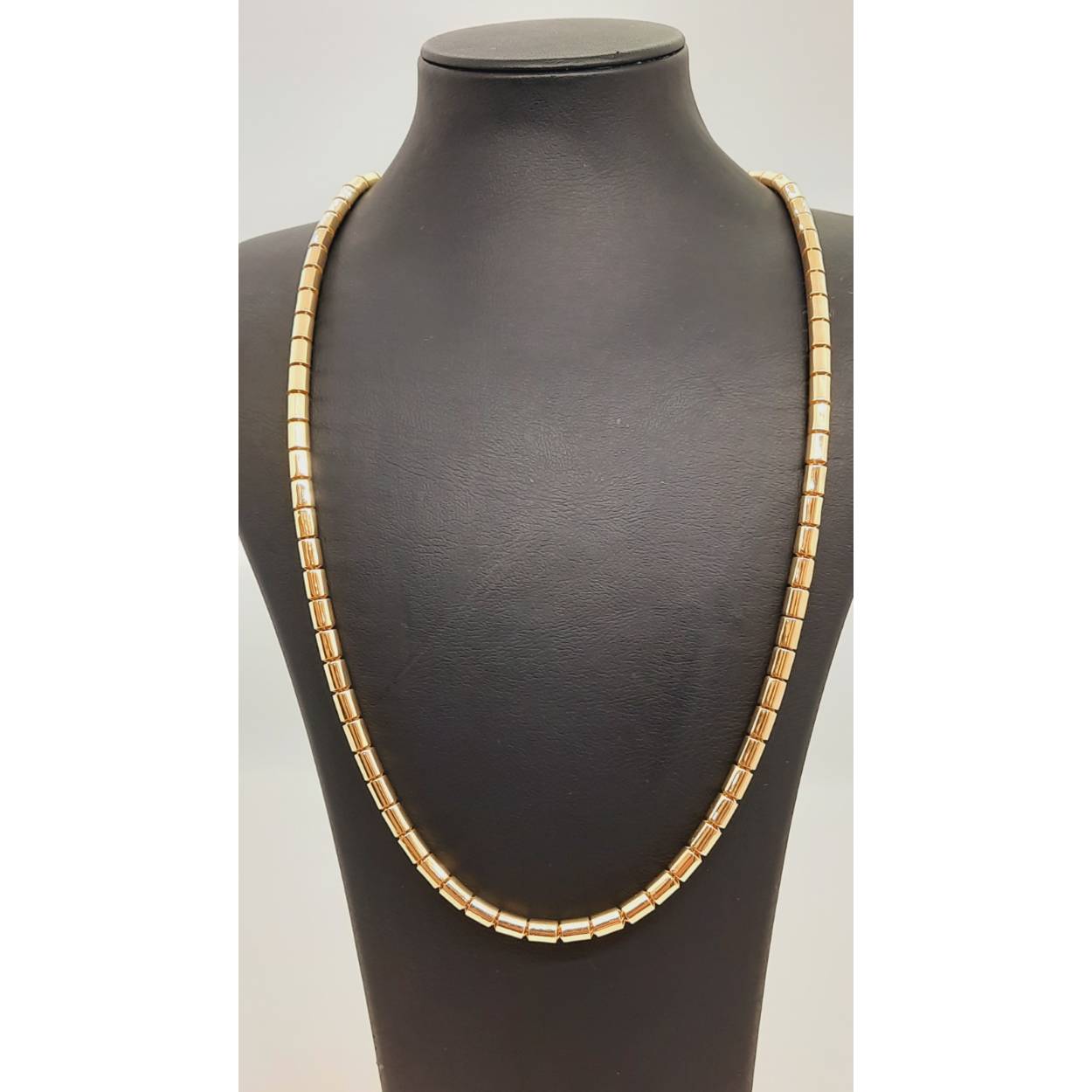 De gouden herenketting met modelnummer BREA-RDL-0003899 is een fraaie 14-karaats halsketting van 63 cm. Met een breedte van 4 mm en een gewicht van 20,8 gram biedt deze glanzende, goudkleurige ketting een elegante uitstraling. Perfect te dragen bij formele gelegenheden of als stijlvol accent bij dagelijkse outfits voor een verfijnde look.