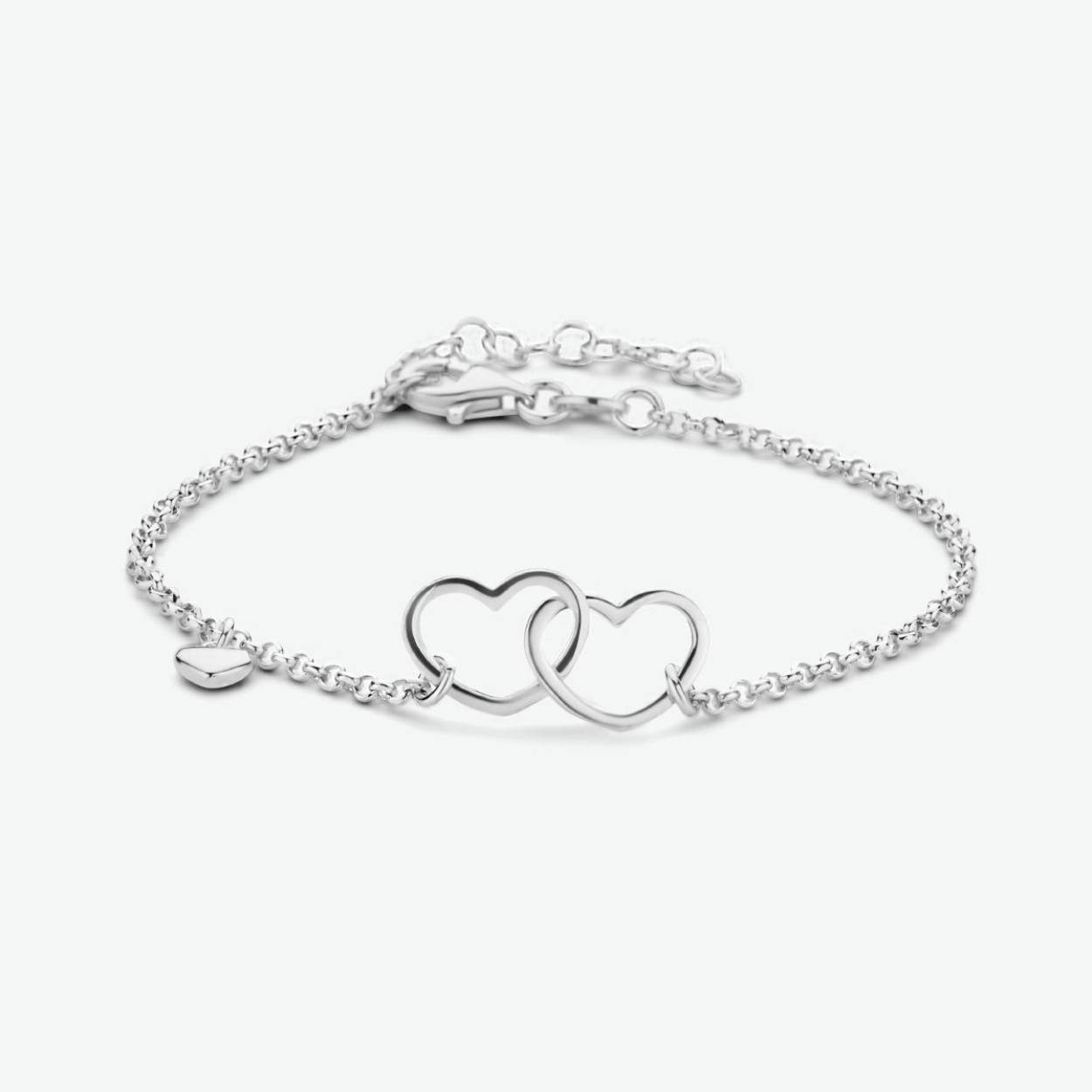 Gerhodineerd 925 zilveren hartjes armband. De hartjes hebben een afmeting van 9x11.5mm. Het kleine hartje heeft een afmeting van 4x5mm. De armband heeft een draaglengte van 16cm en een extensie 3cm.