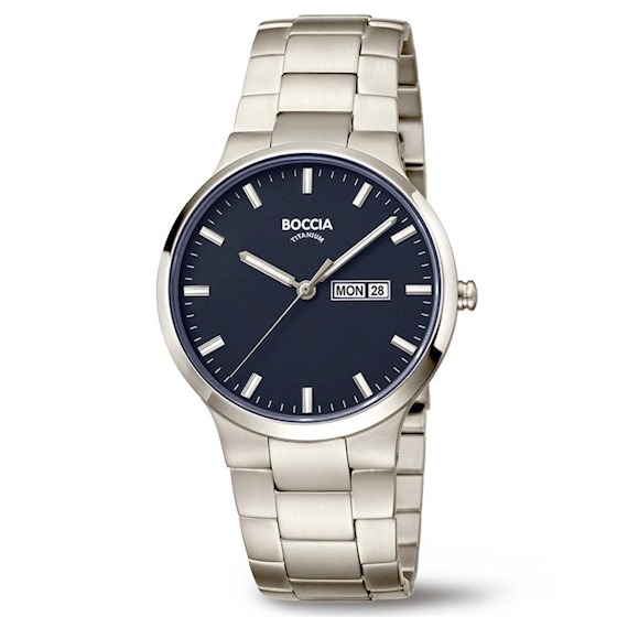 Boccia Titanium 3649-02
Dit herenhorloge van Boccia Titanium heeft een nette uitstraling. De zilverkleurige titanium horlogekast zorgt voor een stijlvolle look en de blauwe wijzerplaat maakt het horloge klassiek. Het horloge heeft een ronde kast met een diameter van 39mm, een dag, een datum, een saffierglas, en is 5ATM. Combineer dit prachtige exemplaar met de andere sieraden van Boccia Titanium voor een complete look. Aan de titanium kast zit een titanium band. 

HET MERK
Boccia Titanium is het titanium merk van Nederland, dat zijn oorsprong in Duitsland vindt en is opgericht in het jaar 1992. Ontwikkeld door internationale ontwerpers. Alle titanium componenten van de BOCCIA TITANIUM collectie zijn gemaakt van 99,7% puur titanium; het bijzondere materiaal. Het is licht in gewicht, neemt de temperatuur van de huid aan en is zeer huidvriendelijk. Bovendien is het corrosie- en temperatuurbestendig.

SPECIFICATIES
- Saffierglas
- Ronde titanium horlogekast, Ø 39mm
- Titanium band
- Blauwe wijzerplaat
- 5ATM (Regen- & spatwaterdicht)