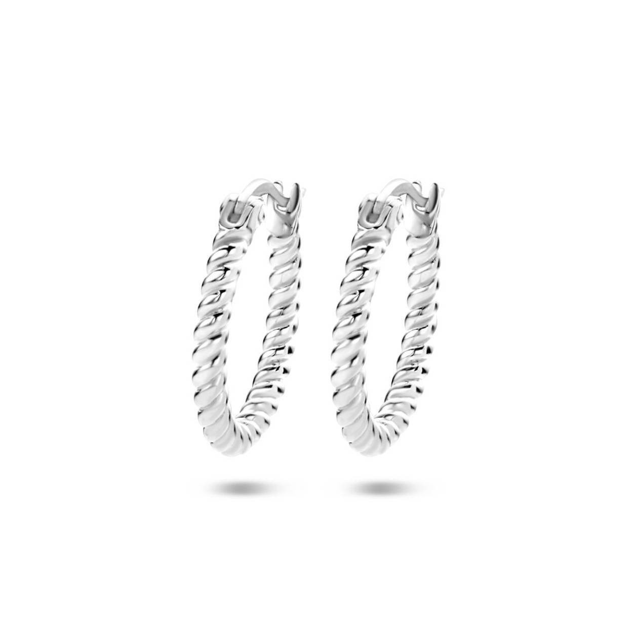Gerhodineerd 925 zilveren oorringen met een dikte van 2.3mm en een hoogte van 18mm.