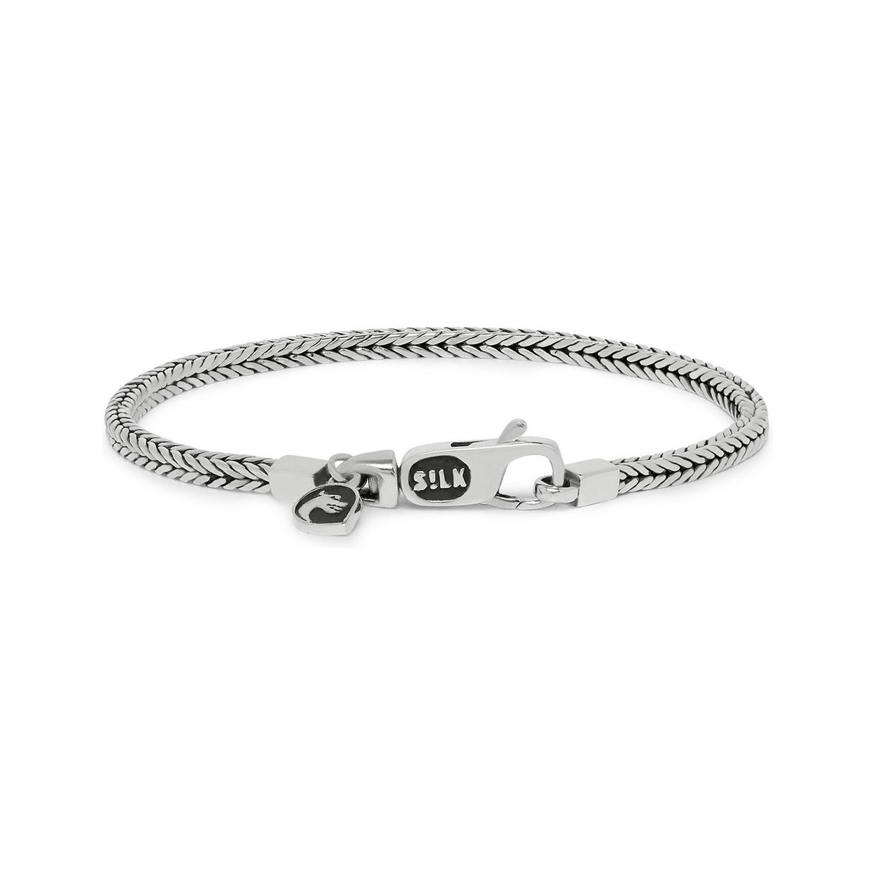 De SILK karabijn serie is zo’n beetje een van de populairste favoriete series om eindeloos mee te combineren. Mix en match de verfijnde stapel serie tot jouw eigen speelse trendy look.

Dit zeer smalle fijn gevlochten armbandje heeft een speels karabijnsluitinkje. De Chevron 150 armband is onderdeel van een set bestaande uit drie verfijnde karabijn armbandjes welke perfect onderling met elkaar te combineren zijn.