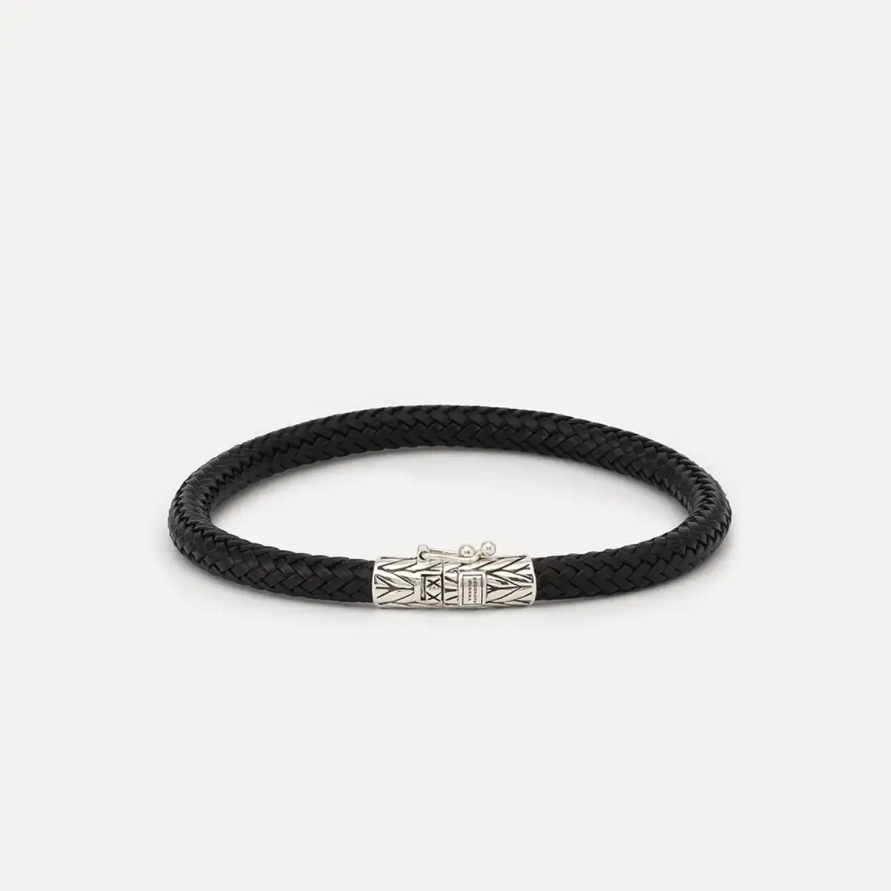 De Ellen Leren Armband Zwart vertegenwoordigt vakkundigheid in een verfijnde stijl. Deze unieke armband is voorzien van een perfecte mix van leer en zilver en laat echt vakmanschap zien. Zowel in het leer als in het zilveren slot is het design van ons iconische Ellen vlechtwerk te zien. De Ellen collectie straalt een bijzondere kwaliteit uit die een blijvende indruk achterlaat. Verhoog je fashion level met de opvallende Ellen Leren Armband Zwart. Ook verkrijgbaar in navy blauw of grijs. 