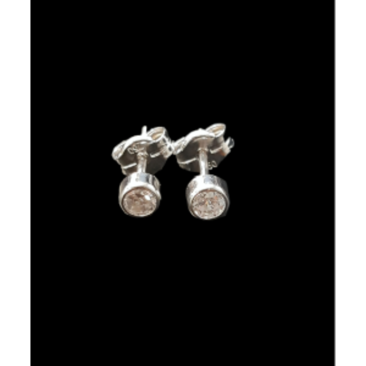 De gouden oorknop BREA-0002509 is een verfijnd sieraad in 18 karaat witgoud. Met een doorsnede van 3,2 cm en een glanzende afwerking, stralen deze studs pure elegantie uit. Perfect voor zowel dagelijkse als feestelijke gelegenheden. Draag ze om je look een subtiele, maar luxueuze touch te geven. Voeg ze toe aan je sieradencollectie voor een tijdloze stijl.