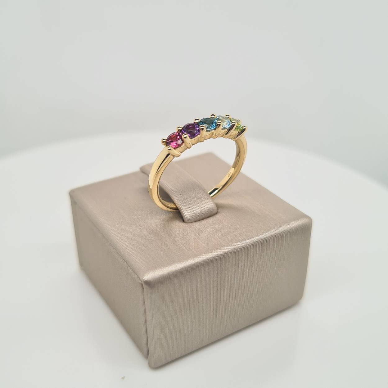 Prachtige 14 karaat gouden ring met amethyst, blue topaz London blue, blue topaz sky blue, peridot en pink rhodolithe. De maat van de ring is 53. 