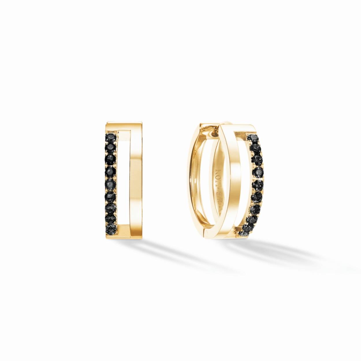 Ontdek de fascinatie van de ETERNAL UNITY oorringen uit de Essentials-collectie, waar moderne verfijning en tijdloze romantiek samenkomen. Deze betoverende serie bestaat uit oorbellen, armbanden en ringen, waarbij elk stuk op kunstzinnige wijze de essentie van eeuwige liefde en verbinding belichaamt. De sieraden bestaan ​​uit twee parallelle banden, de ene glad en gepolijst, die de kracht en zuiverheid van een duurzame band weerspiegelen, de andere is versierd met sprankelende zirkonia-kristallen.