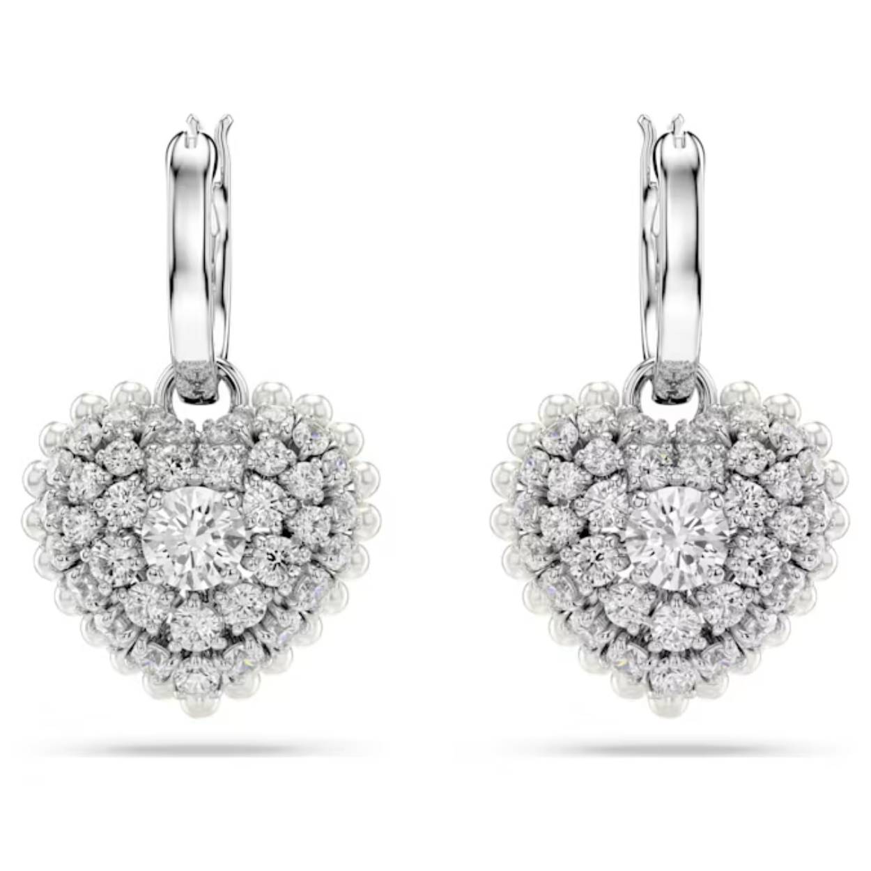 Geef uw stijl een prachtig liefdevol accent met deze expressieve oorstekers. Ze zijn voorzien van een rhodium toplaag en hebben een kooivormig hartontwerp voor maximaal volume. Om het koepelvormige effect te benadrukken, zijn ze voorzien van rondgeslepen heldere Swarovski Zirkonia gezet met de oogverblindende chatontechniek. Combineer ze met een bijpassende hanger voor een elegante, opgewekte uitstraling.

Artikelnr.: 5684384
Collectie:  Hyperbola
Formaat: 1.5 x 1.4 cm
Materiaal:  Kristallen, Rodium-verguld, Crystal pearl, Zirkonia
Kleur:  Wit
Gewicht (individueel product):  2.2 g