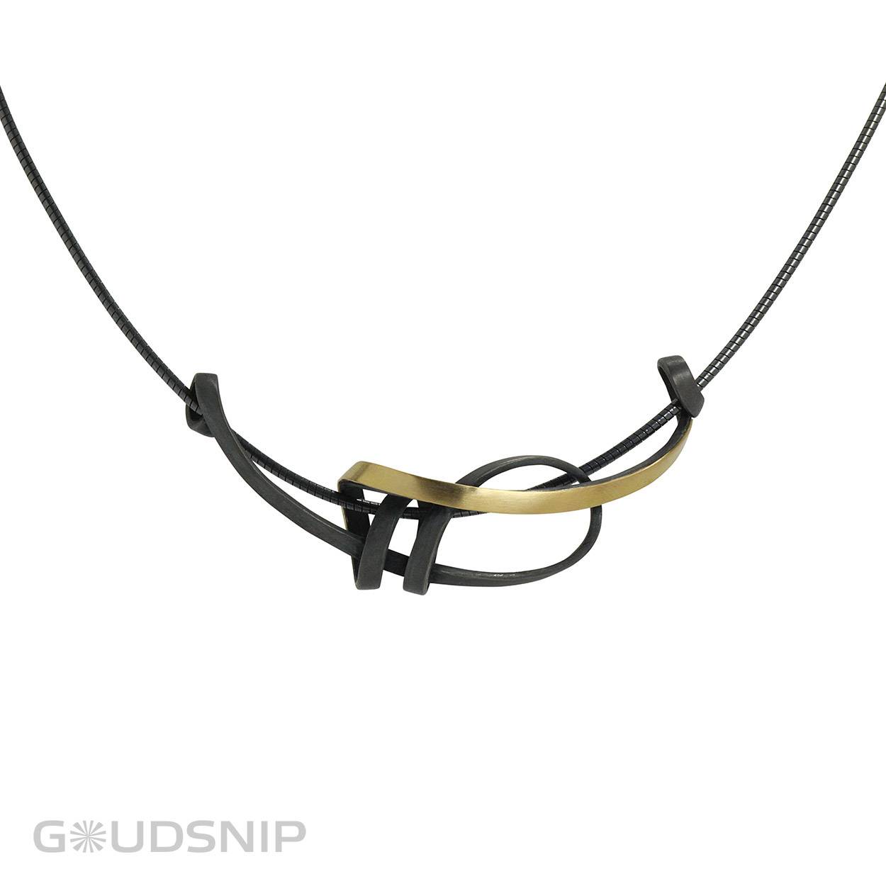 Hanger is exclusief collier.
18 karaat goud
