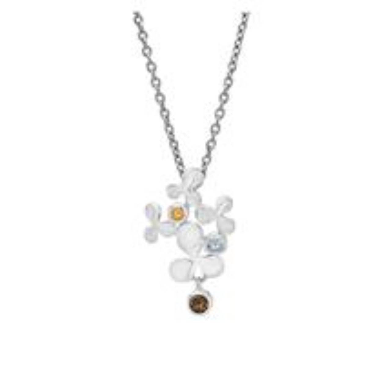 Ketting - Flower Trio
76002022 - Sterling zilver
Deze sterling zilveren ketting bestaat uit bloemetjes waar een 3 mm rookkwarts, een 2,5 mm blauwe topaas en een 2 mm citrien in is verwerkt. De ketting kan op 42 en 45 cm gedragen worden.