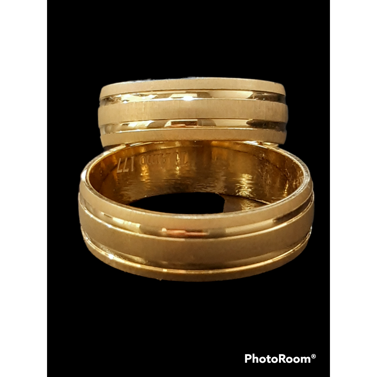 De gouden trouwringen 14kt, modelnummer BREA-0002514, stralen elegantie en duurzaamheid uit. Deze ringen zijn ideaal voor dagelijks dragen en speciaal ontworpen voor comfort en stijl. Draag ze met trots als symbool van eeuwige liefde en toewijding. Perfect om te combineren met andere sieraden of als opvallend statement stuk.

Voel de liefde, draag de geschiedenis.