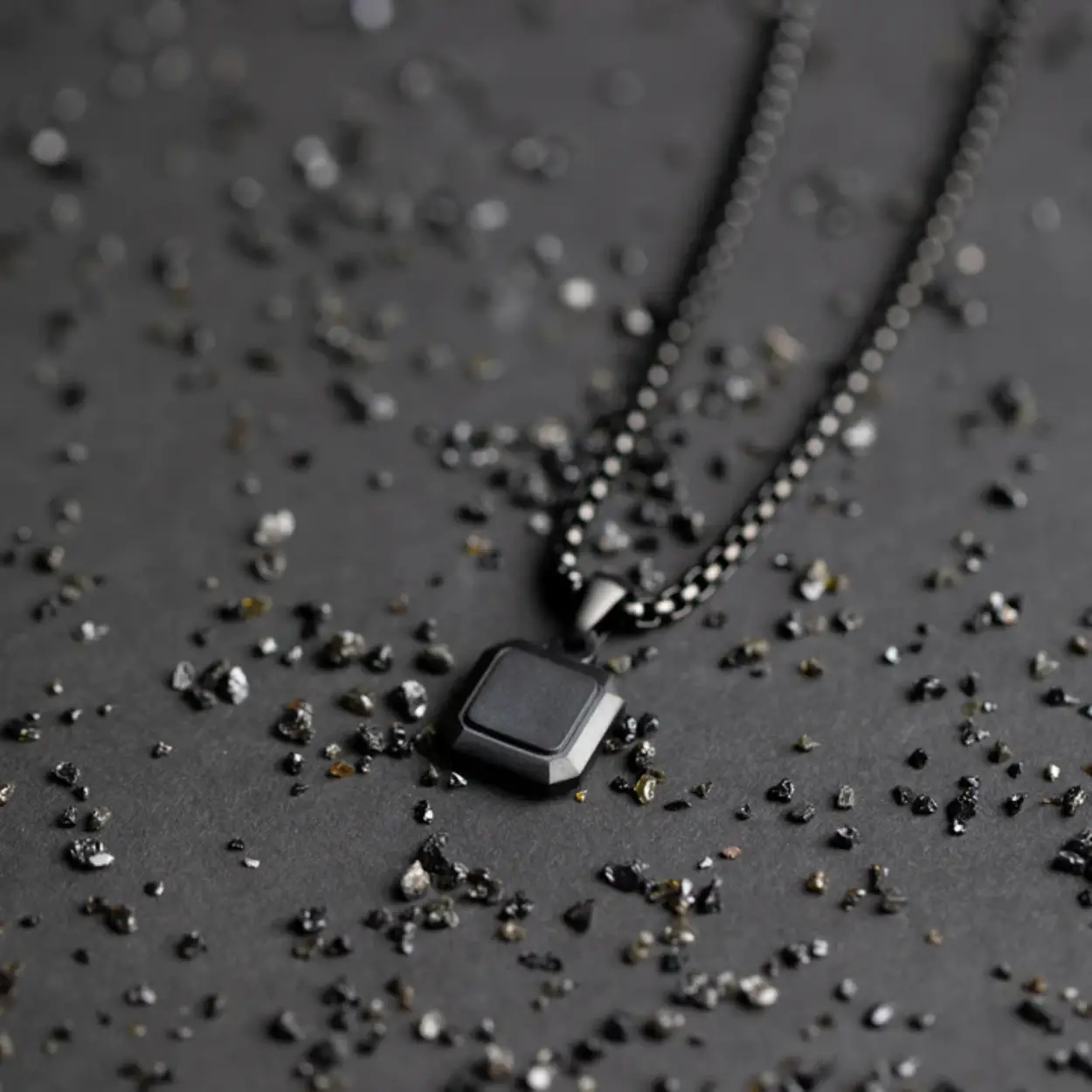 De Griekse term Meraki betekent letterlijk "iets doen met enorme toewijding en passie". De achthoekige natuursteen is verwerkt in een hanger van Japans titanium, een ultrasterk en hypoallergeen materiaal.

Agaat is een beschermende steen die vooral in de VS en in Mexico te vinden is. Zijn beschermende kracht zorgt voor innerlijke stabiliteit, rust en volwassenheid. Wist je trouwens dat deze steen wordt gevormd in vulkanisch actieve gebieden, waar het water door de scheuren van de aarde stroomt?