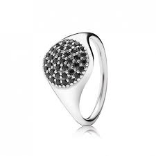 Deze prachtige Pandora ring is versierd met zwarte zirkonia stenen, waardoor hij een elegante en tijdloze uitstraling heeft. De ring is gemaakt van sterling zilver en heeft een verfijnd ontwerp. Draag deze ring solo voor een subtiele look of combineer hem met andere ringen voor een trendy layered effect. Een must-have voor elke sieradenliefhebber!