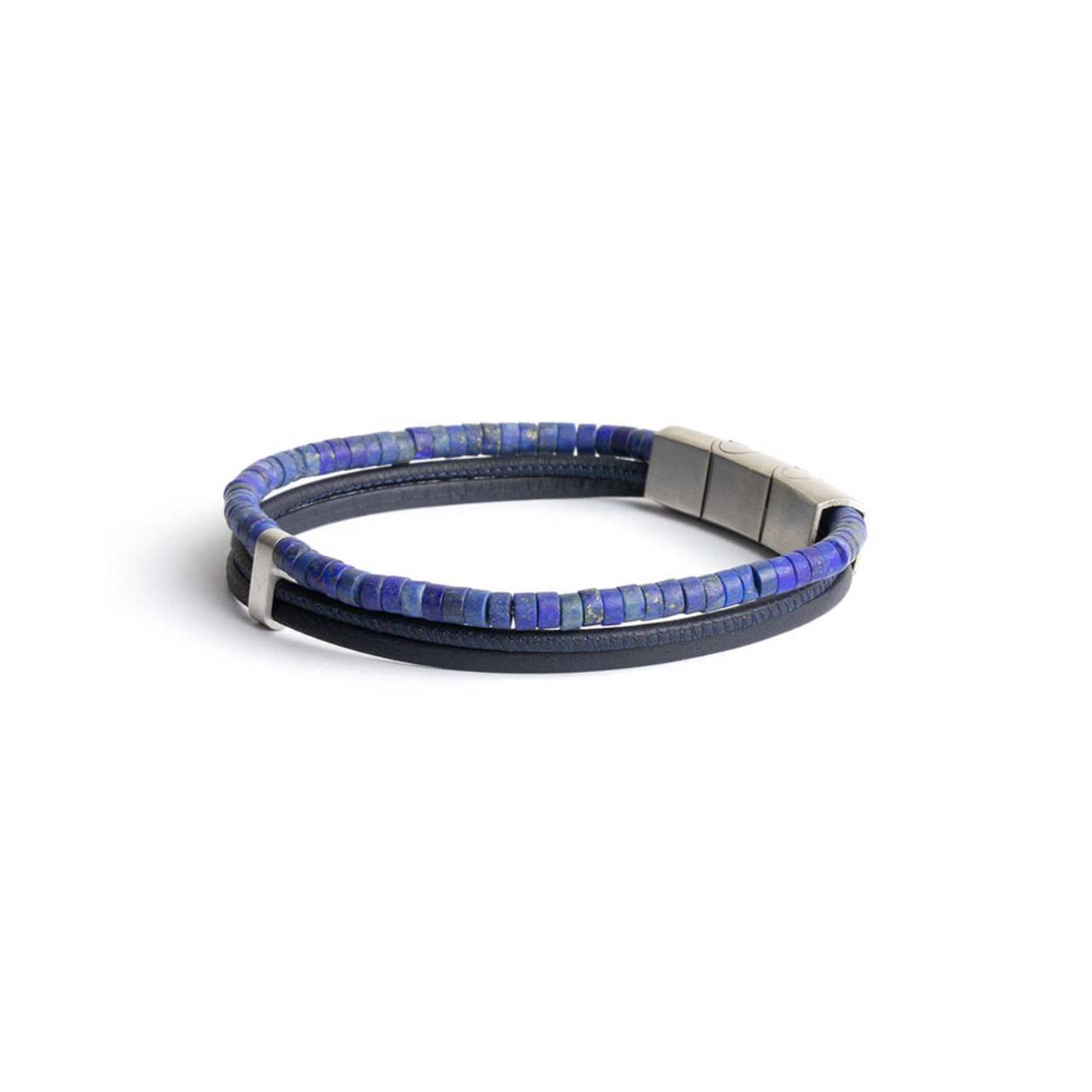 
De Triplux Blue armband is gemaakt van echt Italiaans nappaleer en Lapis Lazuli stenen van 2mm. Hij krijgt een extra tussenstukje mee zodat je de armband met +-1 cm van maat kan veranderen. 

De natuursteen Lapis Lazuli wordt ook wel "steen der Wijsheid" genoemd en komt vooral voor in Afghanistan. Het kan je helpen om je hoofd leeg te maken. Hij zou ook een positieve invloed hebben op je mindset en je band met andere mensen stimuleren.