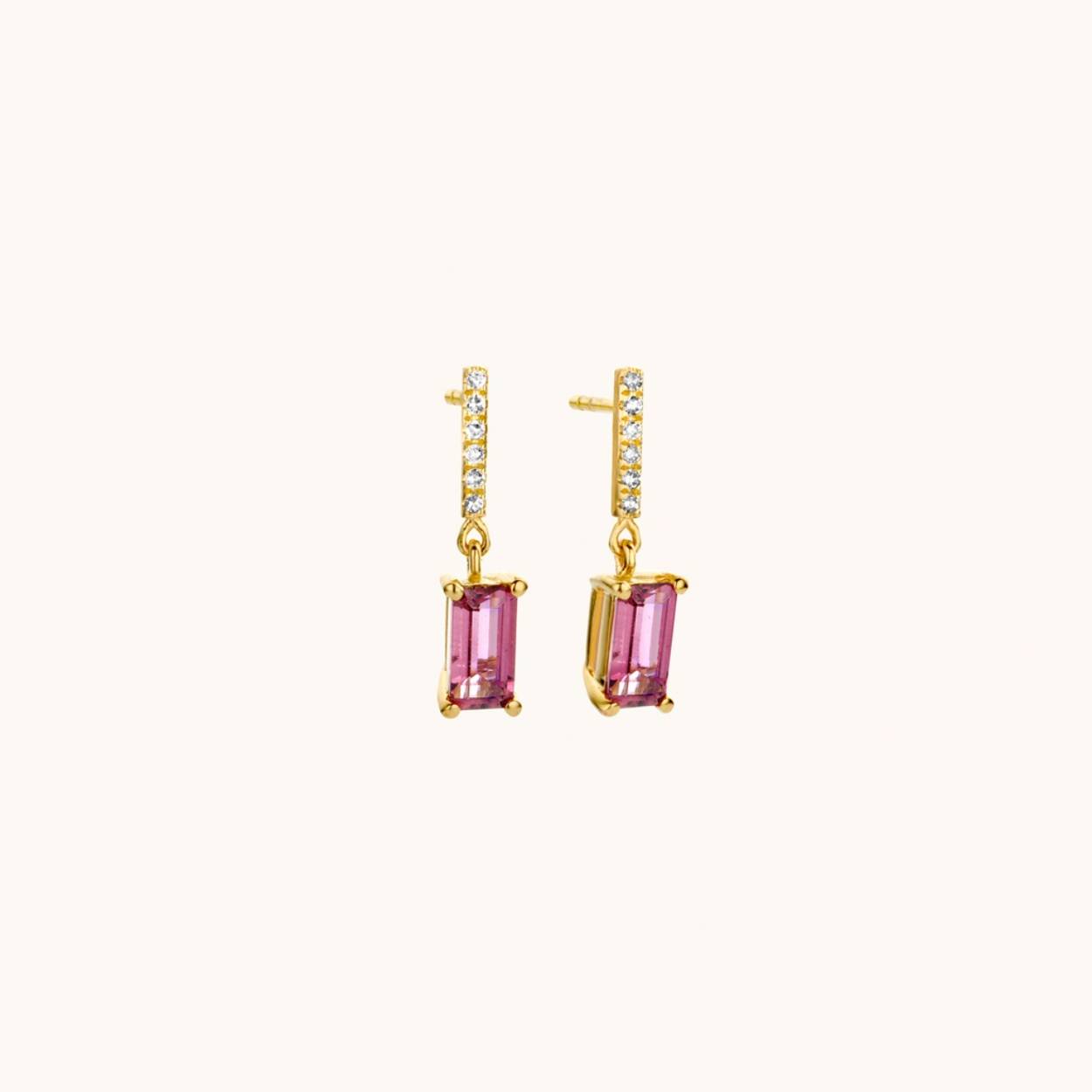 Striking pink Tourmalines add a soft touch to these contemporary and ravishing 14 carat gold earrings. Defining pure beauty as 12x white diamonds catch the playful light of day.


Ref: M1628 | Earrings | 14k Gold | 16.50 x 2.60 mm | Tourmaline Rectangular Pink: 2pc , White Diamond: 12pc