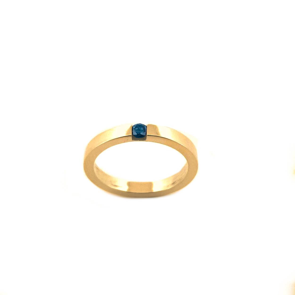 Makkelijk te combineren klassieke ring van 14 karaat geelgoud met een blauwe diamant. Past bij elke stijl en is mooi bij een andere ring aan te schuiven.

Deze ring is te bestellen in maat 55/17.5

De ring kan op elke gewenste maat gemaakt worden. Echter na aanpassing van de ringmaat beschouwen we de ring als maatwerk. Mocht je twijfelen over de maat neem dan gerust contact op.

Maak een afspraak en kom deze sierlijke ring eens passen! Of bestel haar gelijk, dan sturen we deze mooi verpakt naar je toe.